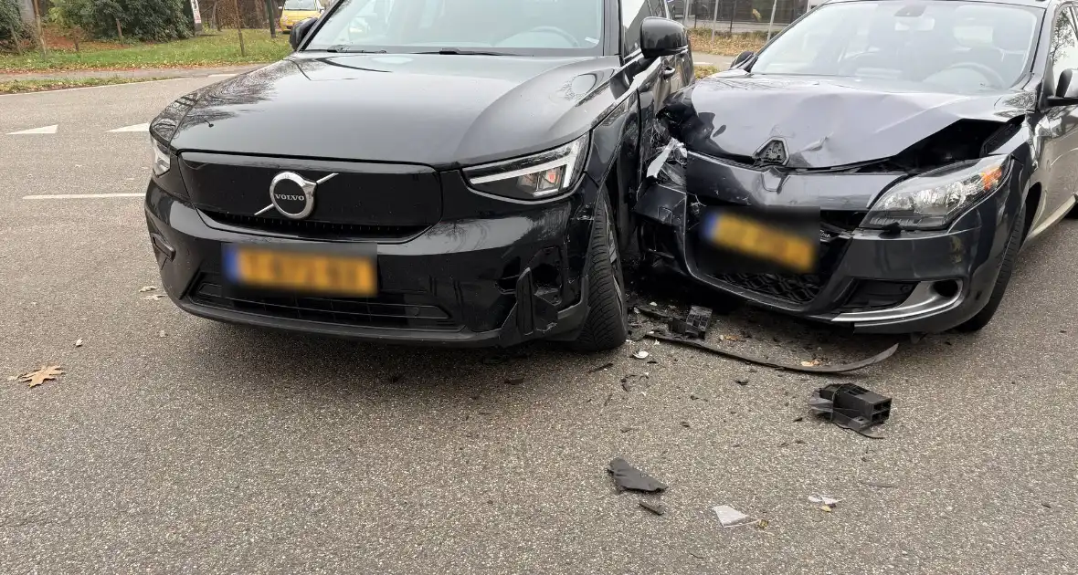 Auto's botsen op elkaar, één gewonde - Foto 6
