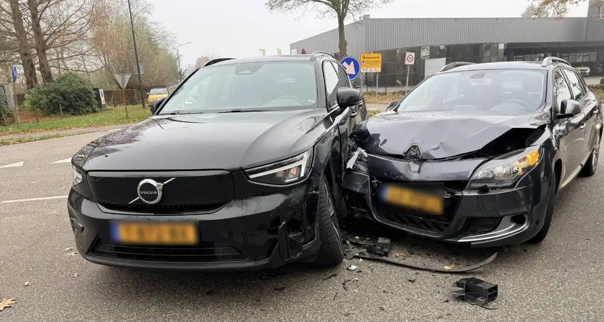 Auto's botsen op elkaar, één gewonde - Foto 7