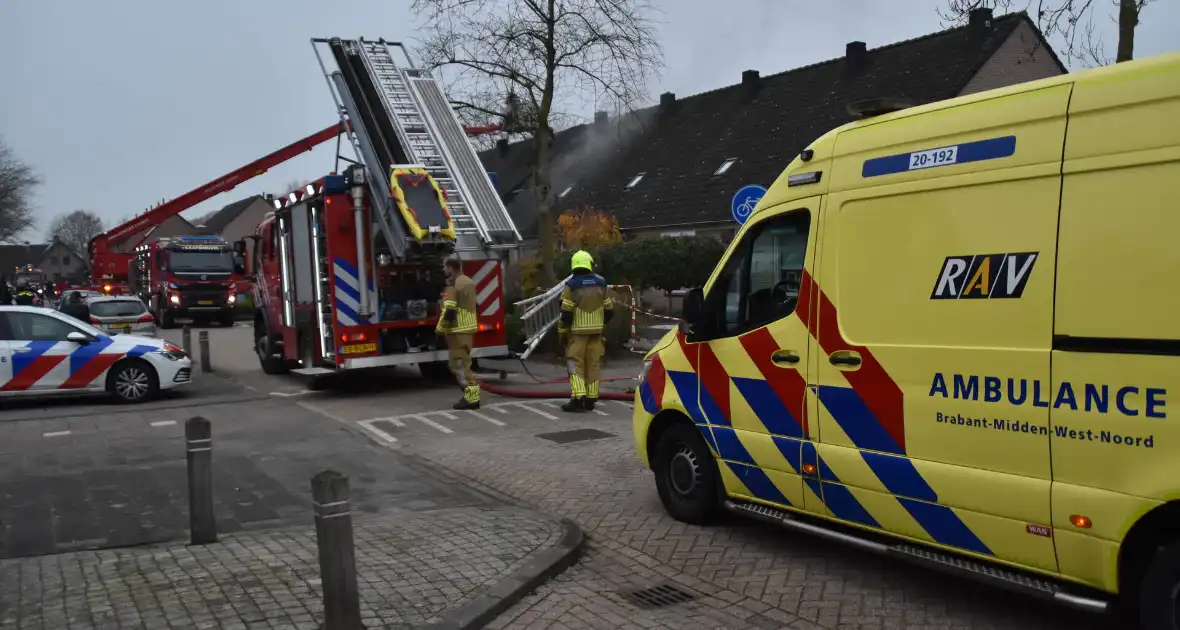 Brandweer slopt dak om vlammen te doven