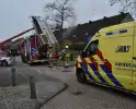 Brandweer sloopt dak om vlammen te doven