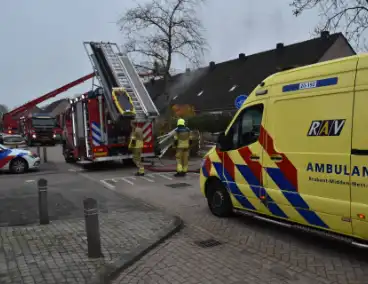 Brandweer sloopt dak om vlammen te doven