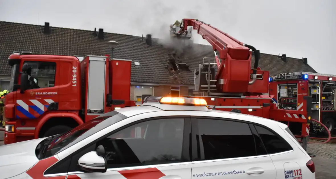 Brandweer slopt dak om vlammen te doven - Foto 1