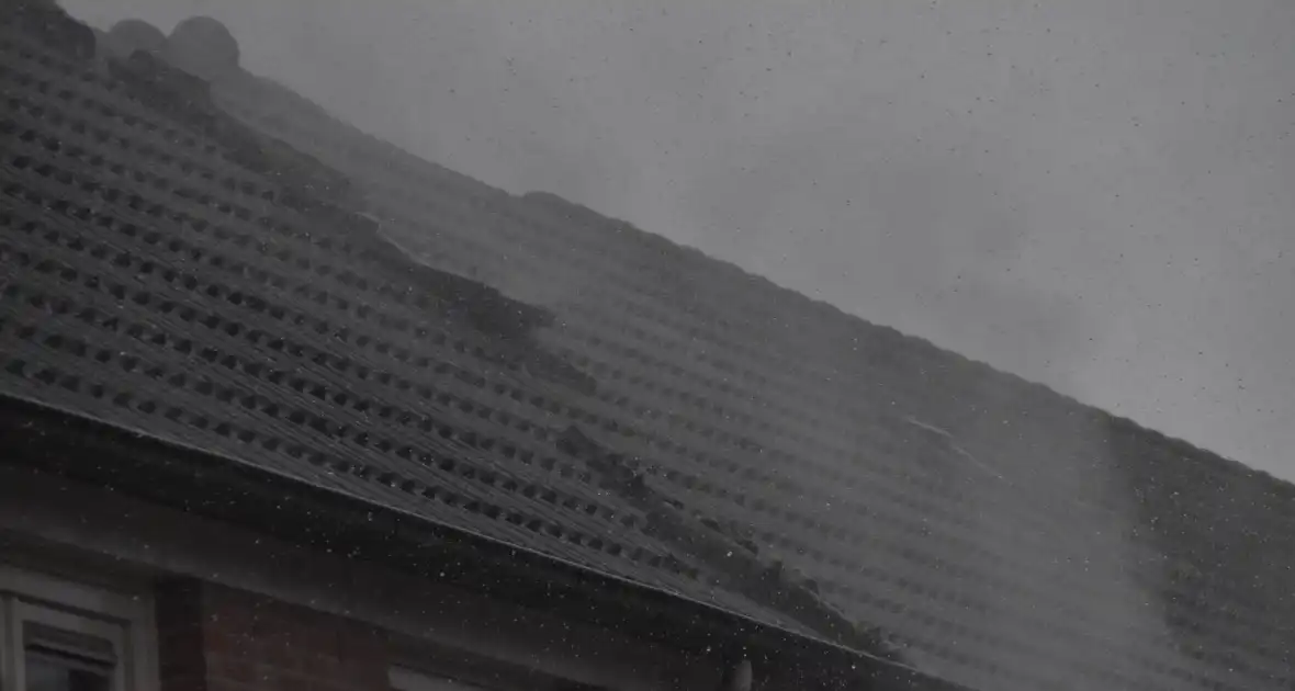 Brandweer slopt dak om vlammen te doven - Foto 2