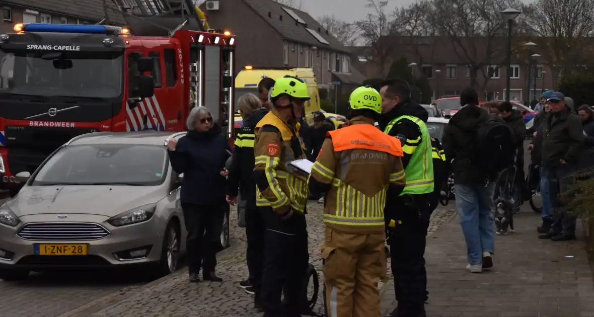 Brandweer slopt dak om vlammen te doven - Foto 3