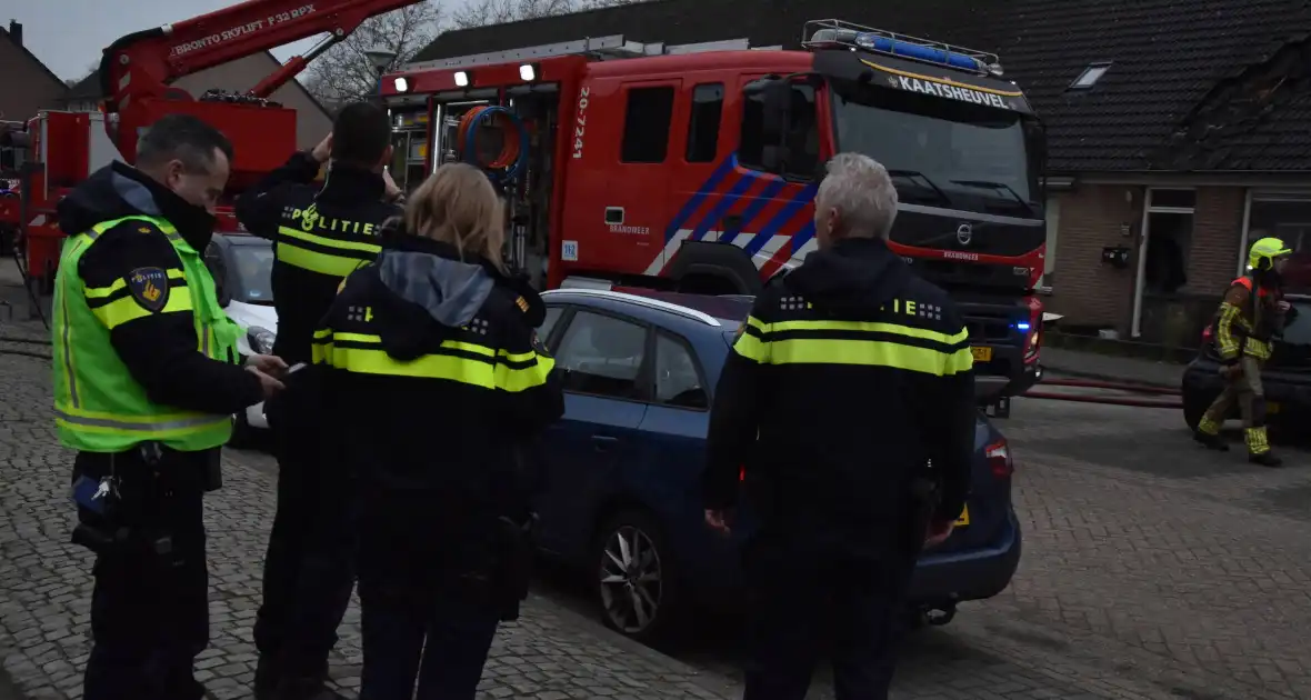 Brandweer slopt dak om vlammen te doven - Foto 4