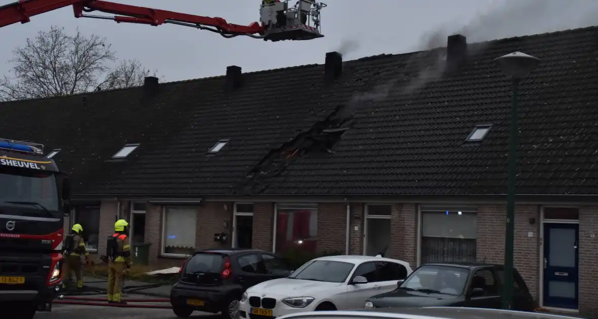 Brandweer slopt dak om vlammen te doven - Foto 5
