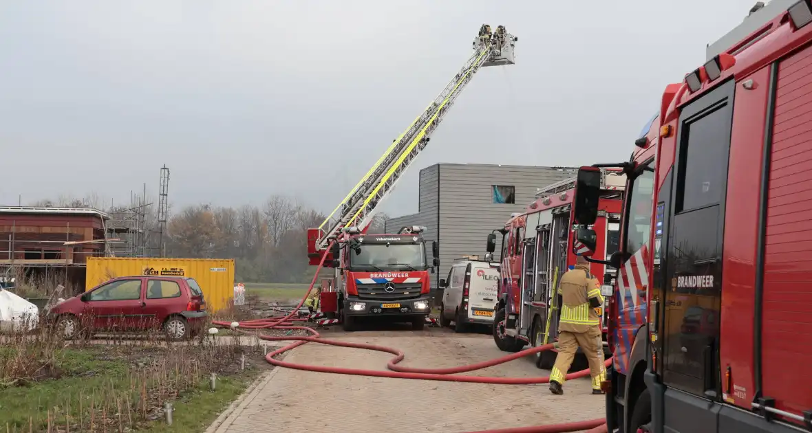 Brand op dak van woning tijdens bouw