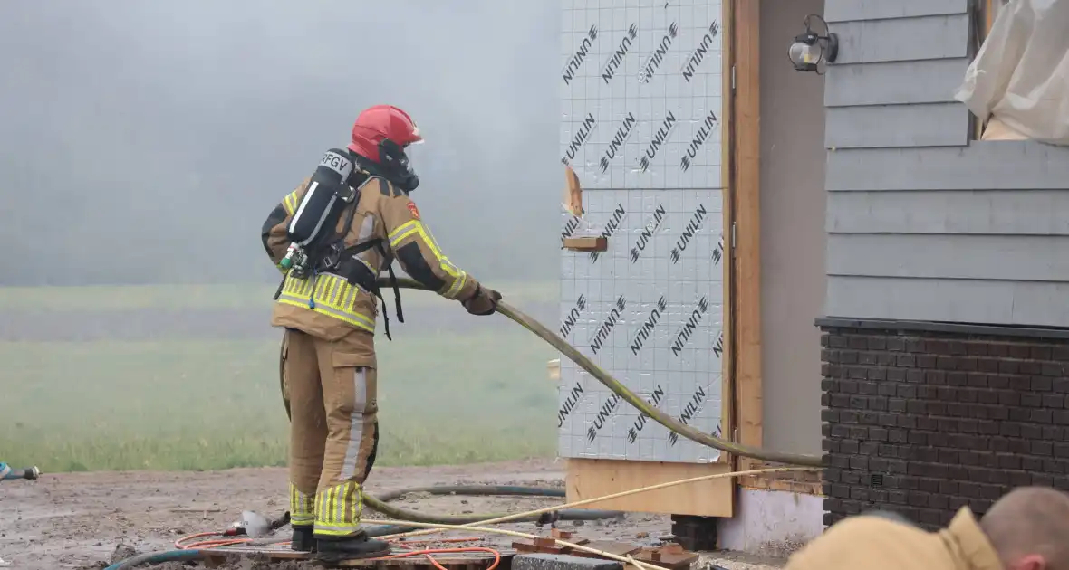 Brand op dak van woning tijdens bouw - Foto 1