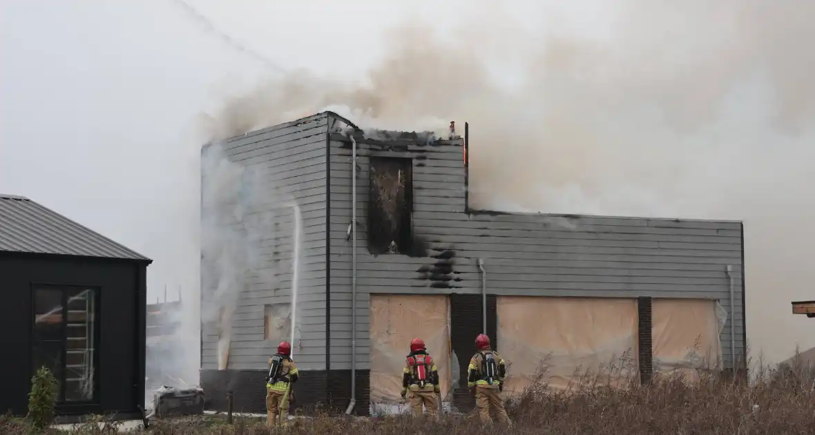Brand op dak van woning tijdens bouw - Foto 10