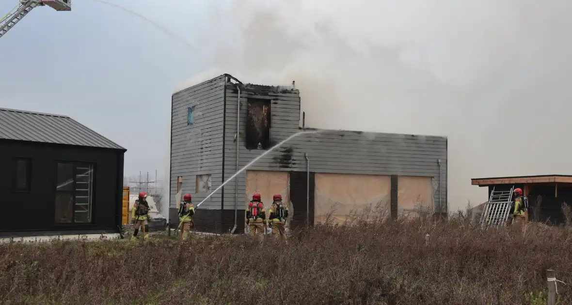 Brand op dak van woning tijdens bouw - Foto 11