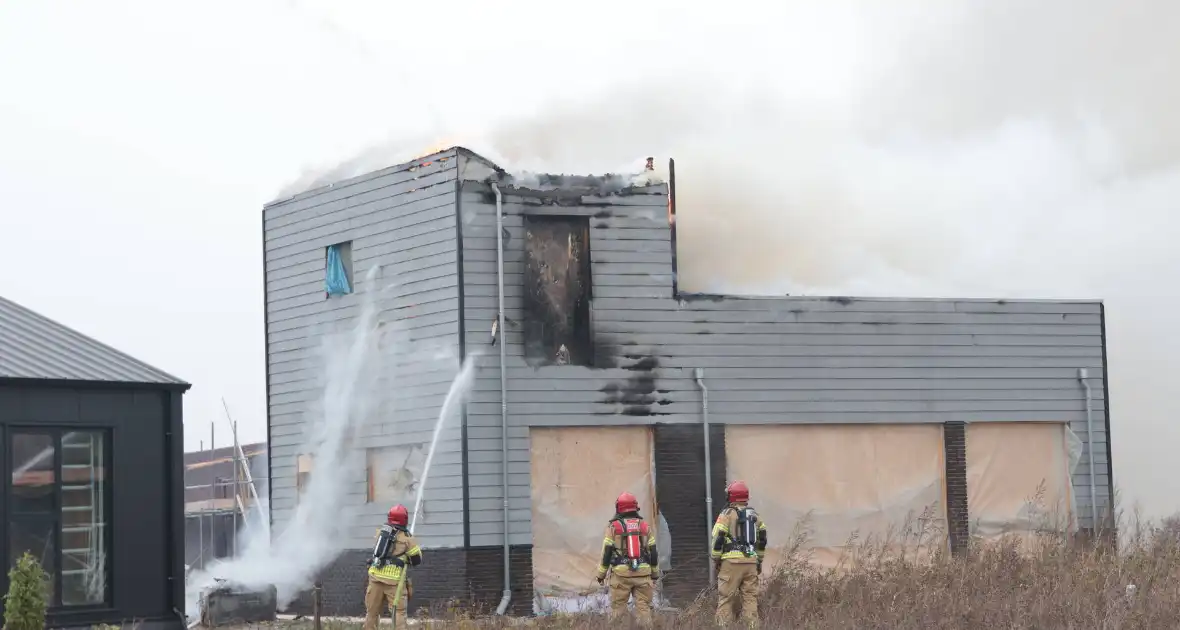 Brand op dak van woning tijdens bouw - Foto 12