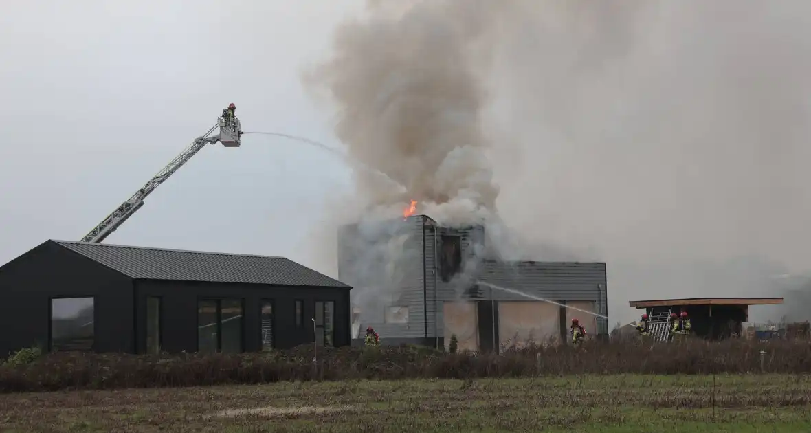 Brand op dak van woning tijdens bouw - Foto 14