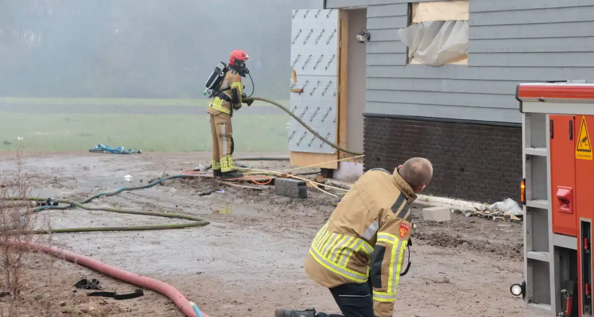 Brand op dak van woning tijdens bouw - Foto 2