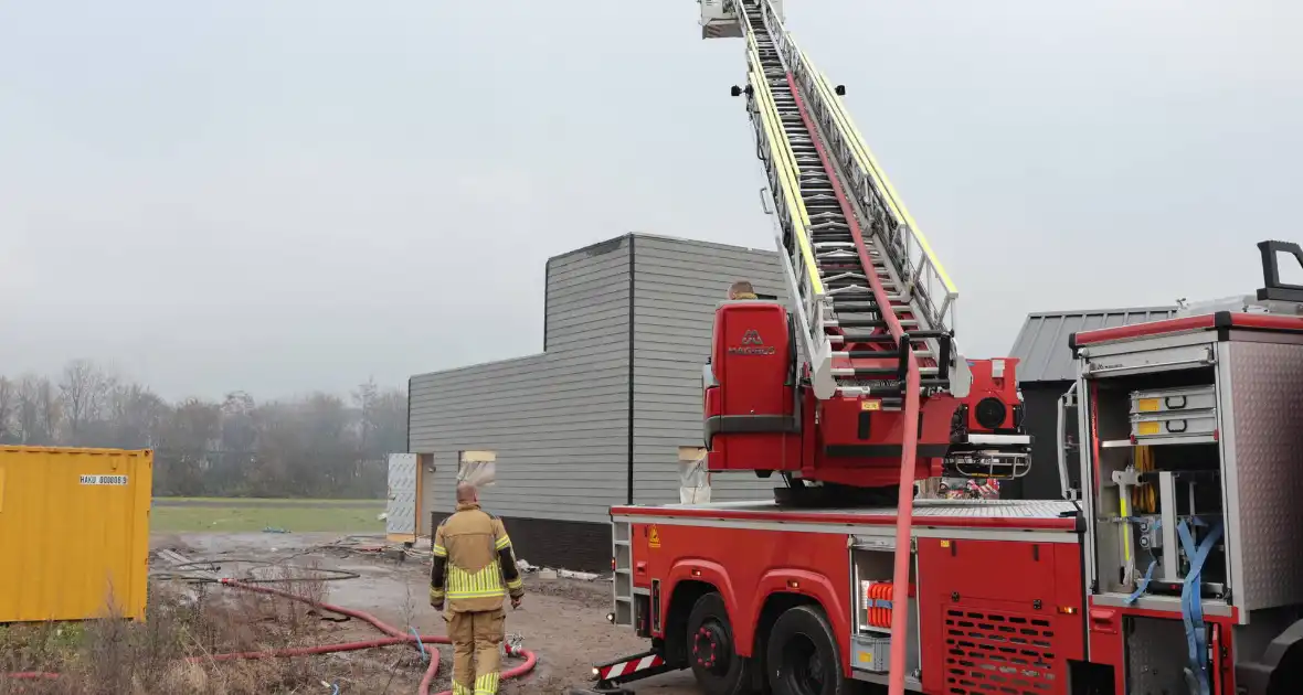 Brand op dak van woning tijdens bouw - Foto 3