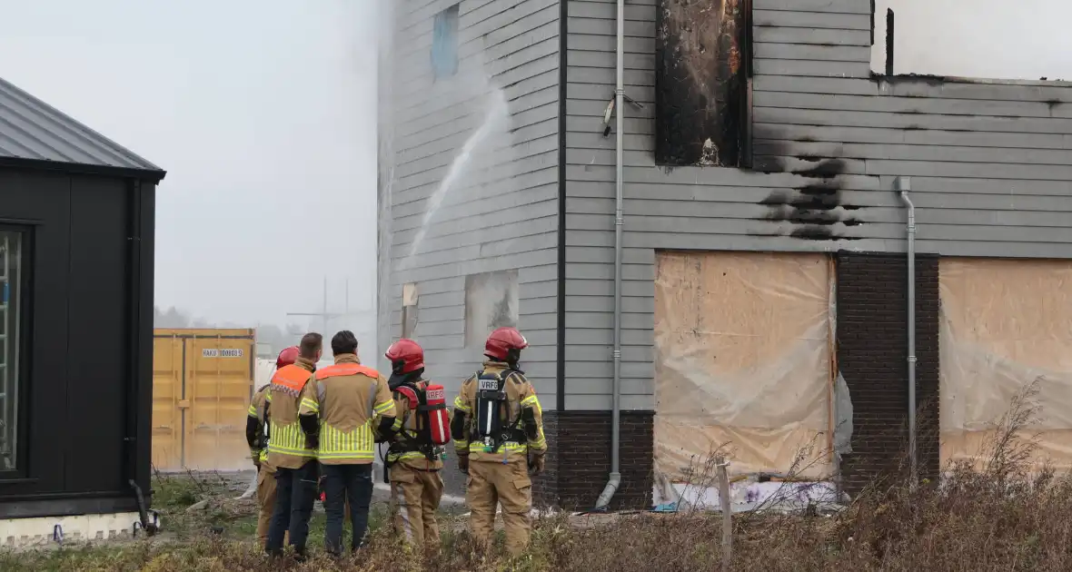 Brand op dak van woning tijdens bouw - Foto 8