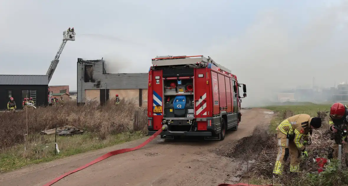 Brand op dak van woning tijdens bouw - Foto 9