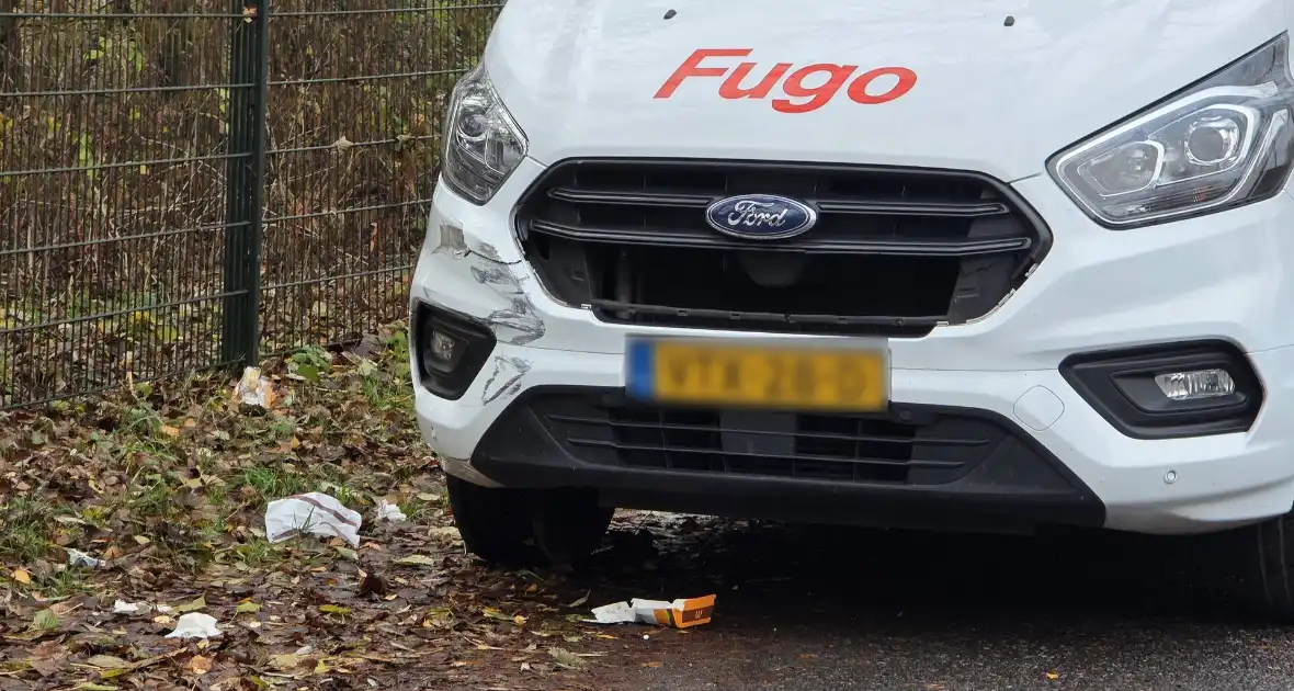 Scooter en bestelbus botsen op elkaar - Foto 1