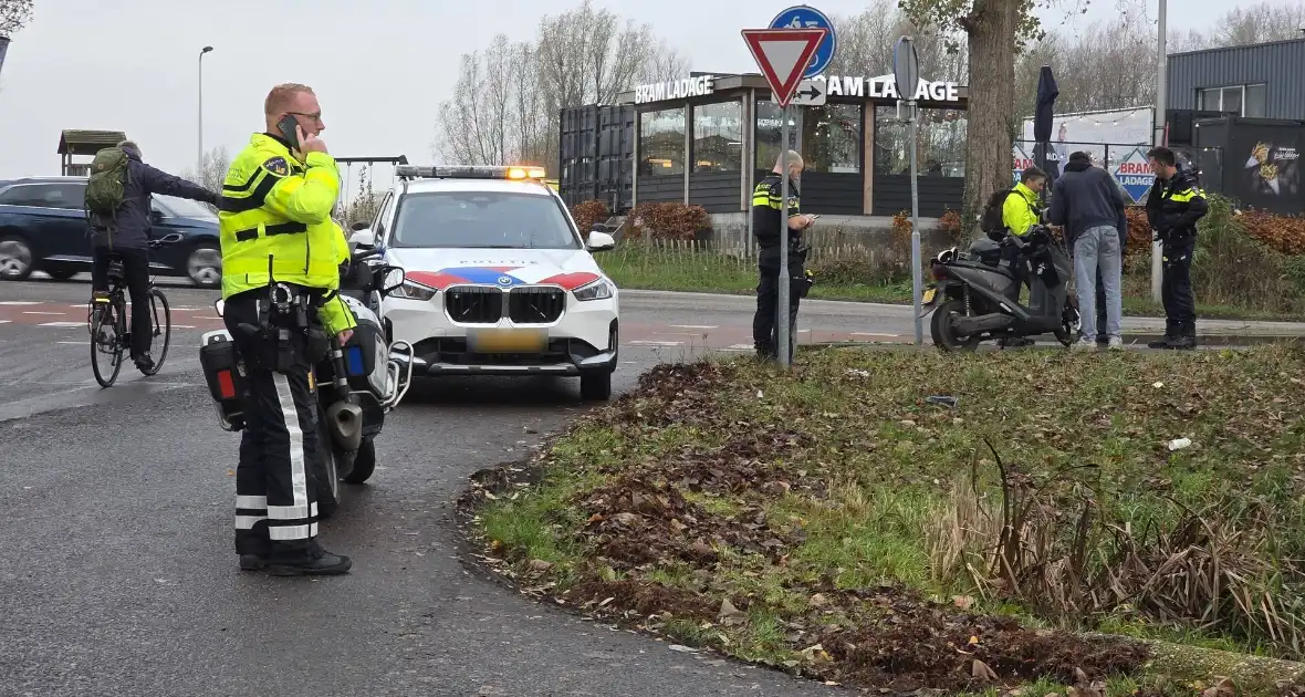 Scooter en bestelbus botsen op elkaar - Foto 2