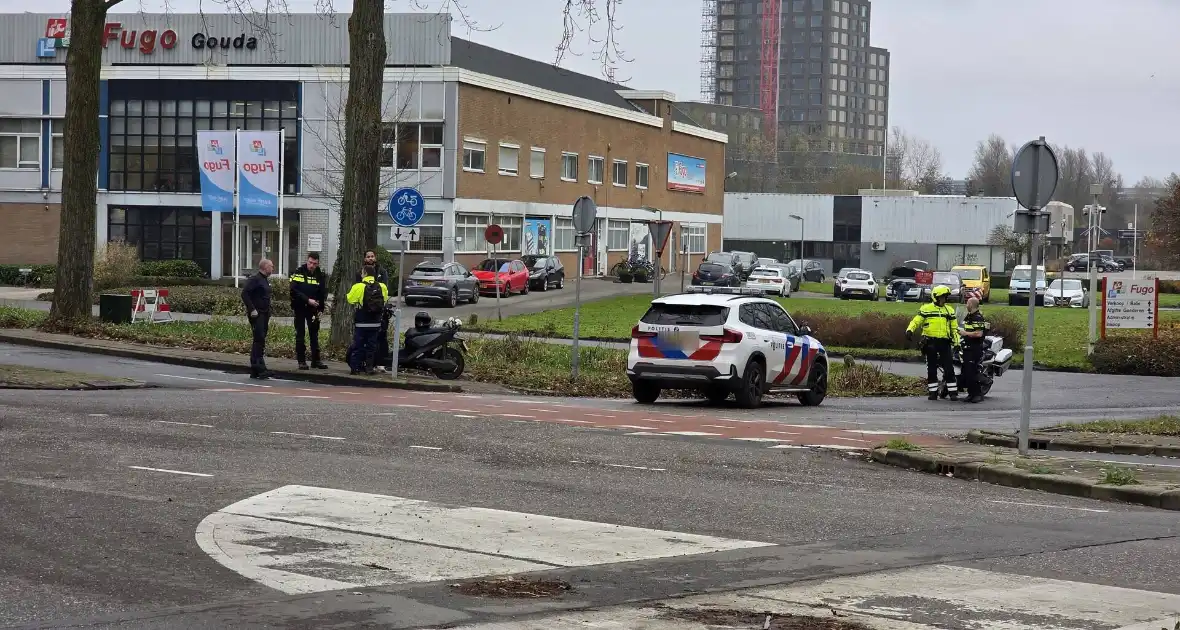 Scooter en bestelbus botsen op elkaar - Foto 3