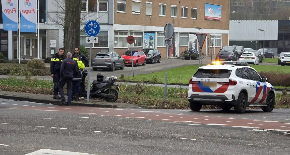 Scooter en bestelbus botsen op elkaar - Foto 4