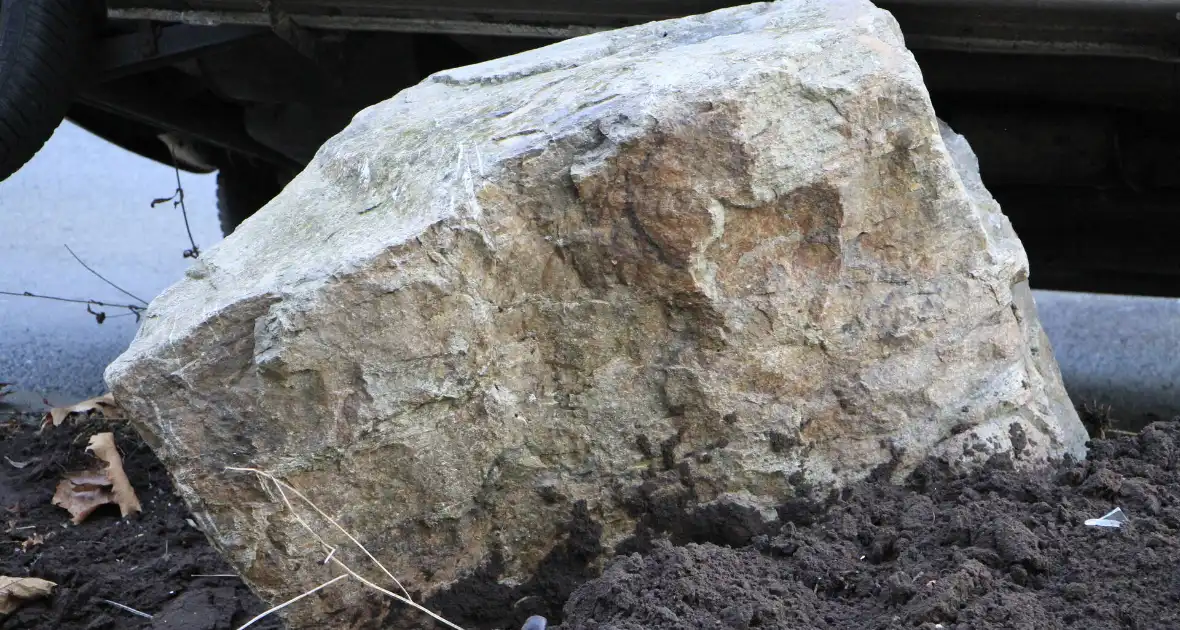 Ongeval leidt tot gewonden na aanrijding met kei