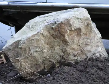 Ongeval leidt tot gewonden na aanrijding met kei