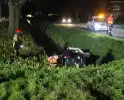 Auto belandt op zijkant in sloot