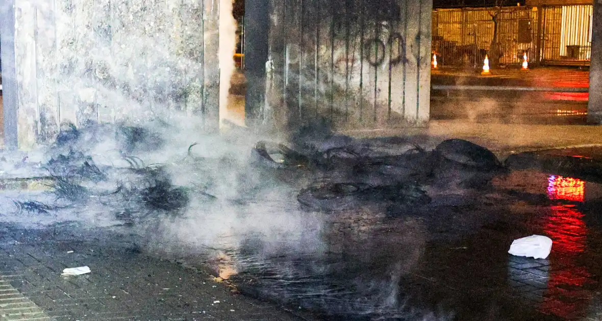 Brandstichting leidt tot ongeval op snelweg - Foto 13