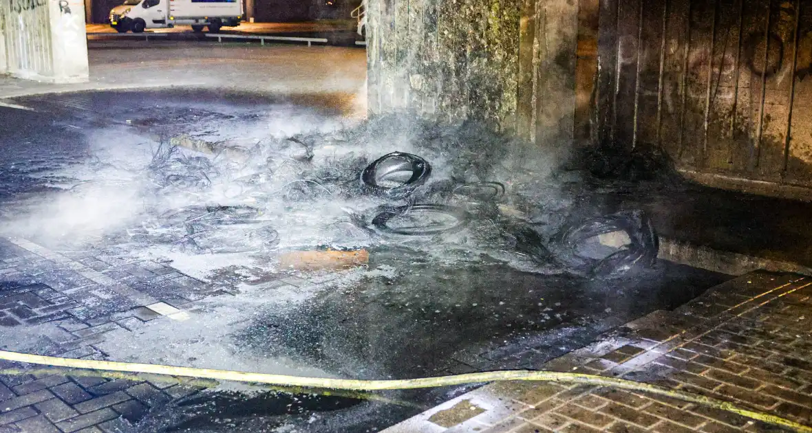 Brandstichting leidt tot ongeval op snelweg - Foto 7