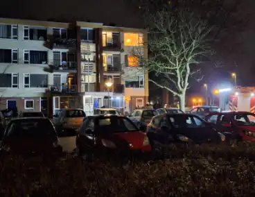 Ambulanceverpleegkundige controleert slachtoffer na brand