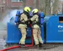 Brandweer dooft brand in papiercontainer