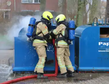 Brandweer dooft brand in papiercontainer