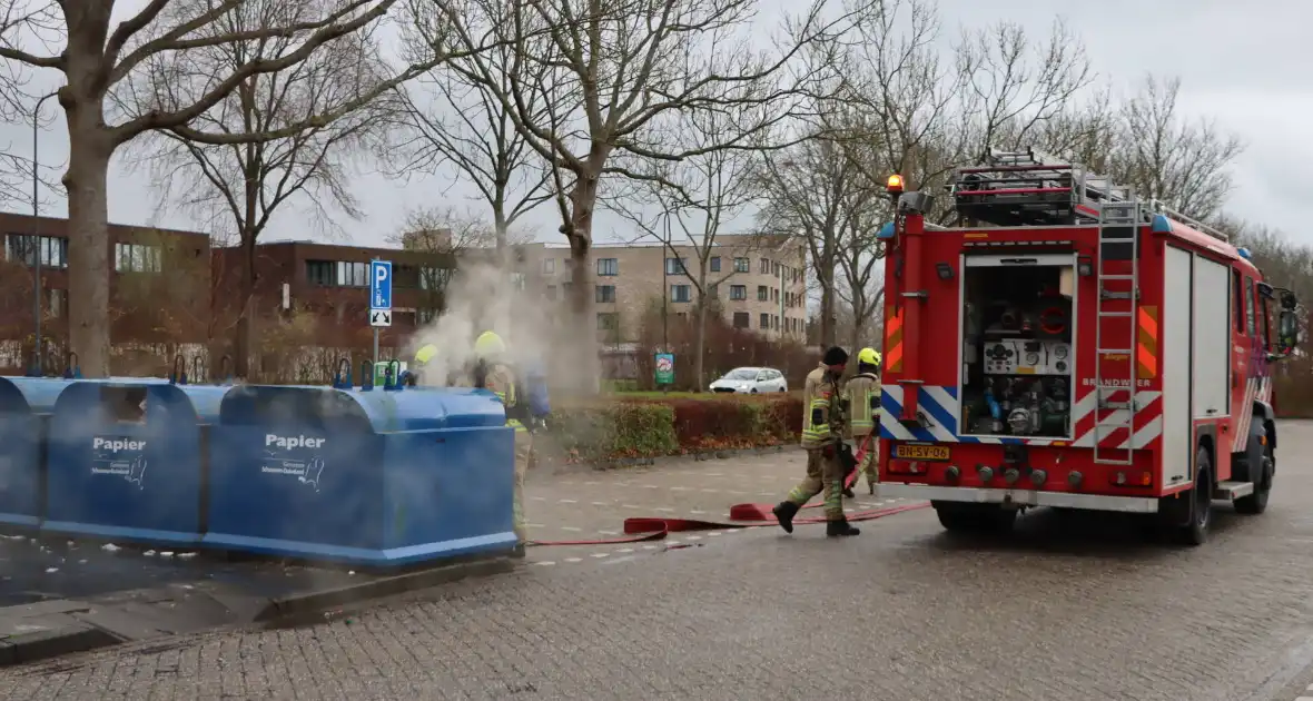Brandweer dooft brand in papiercontainer - Foto 1