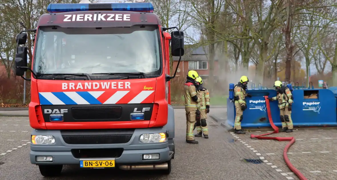 Brandweer dooft brand in papiercontainer - Foto 3