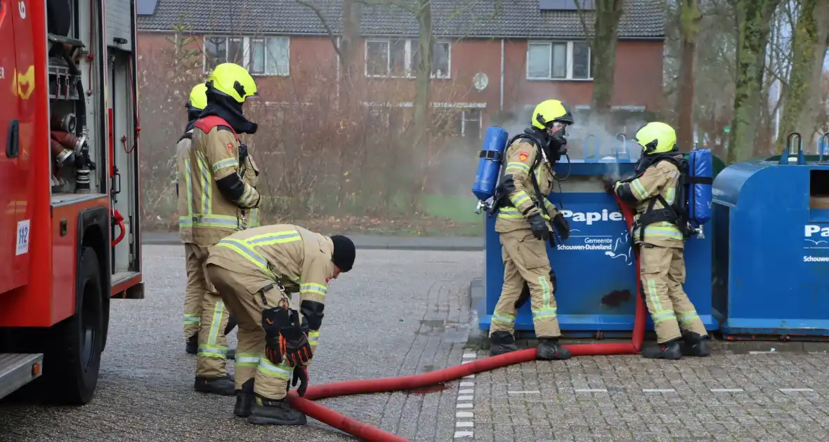 Brandweer dooft brand in papiercontainer - Foto 4