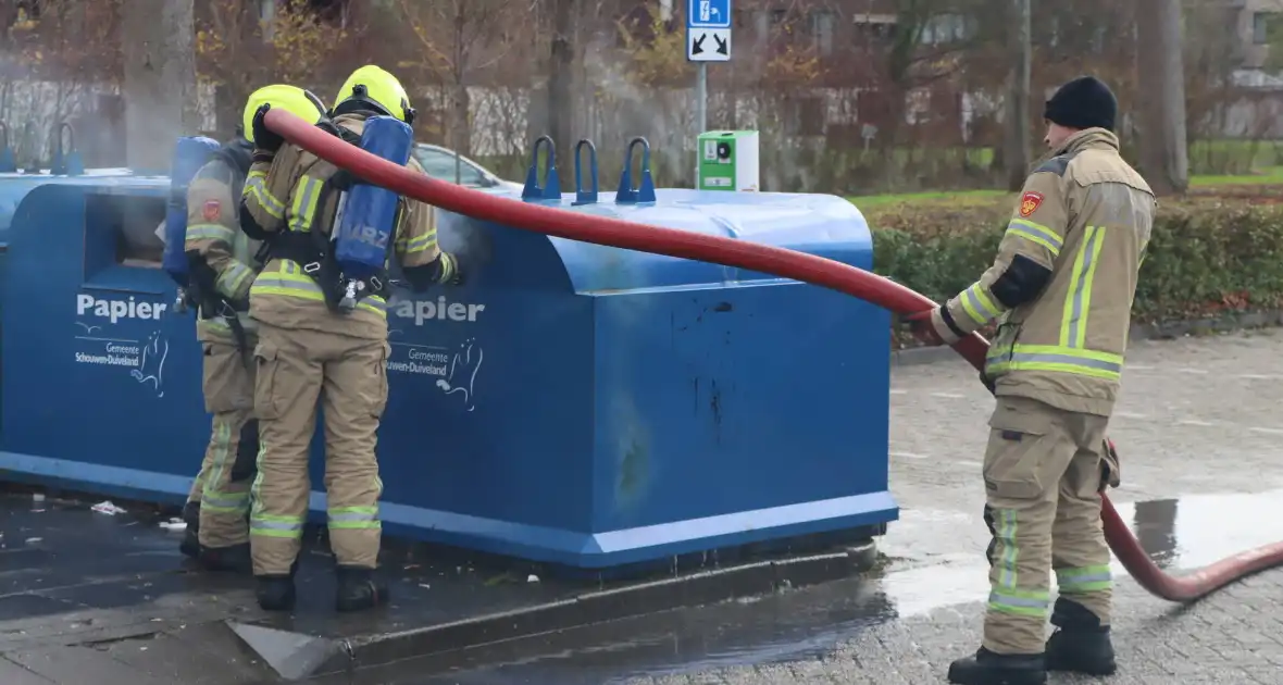 Brandweer dooft brand in papiercontainer - Foto 6