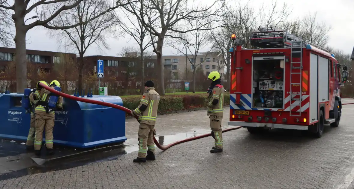 Brandweer dooft brand in papiercontainer - Foto 7