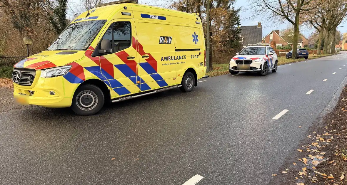 Auto belandt op kop in sloot na ongeval