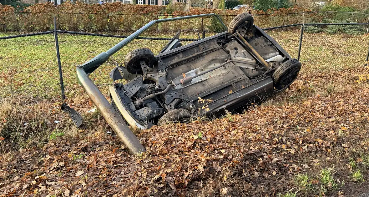 Auto belandt op kop in sloot na ongeval - Foto 1