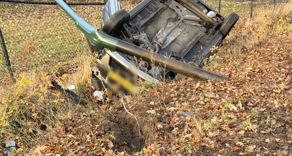 Auto belandt op kop in sloot na ongeval - Foto 2
