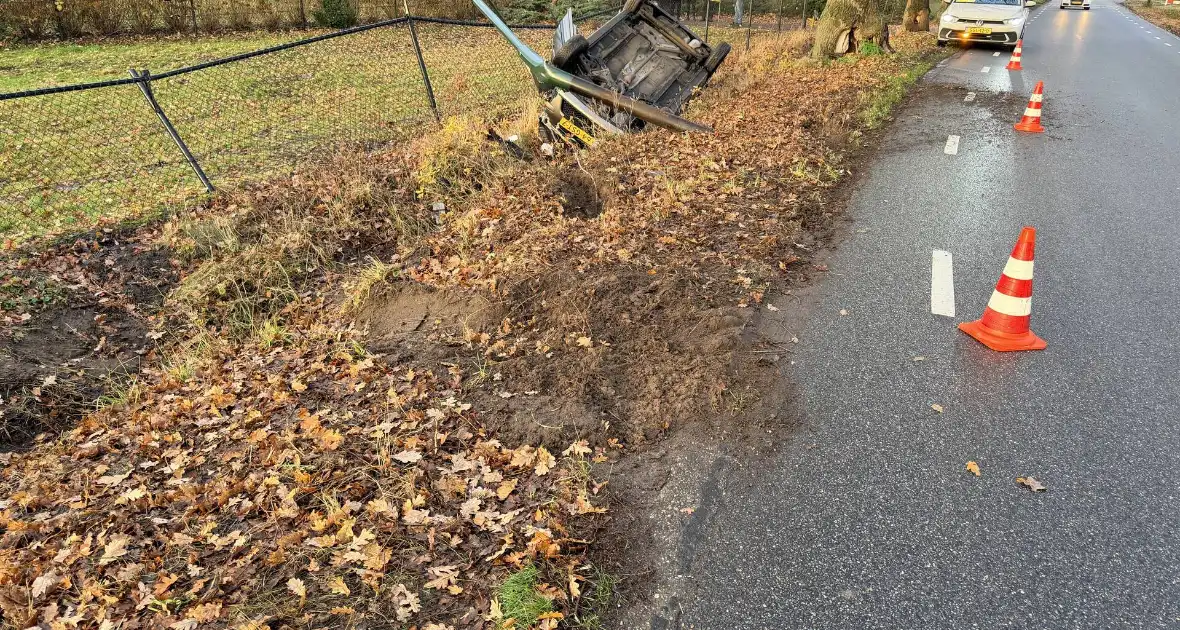 Auto belandt op kop in sloot na ongeval - Foto 3