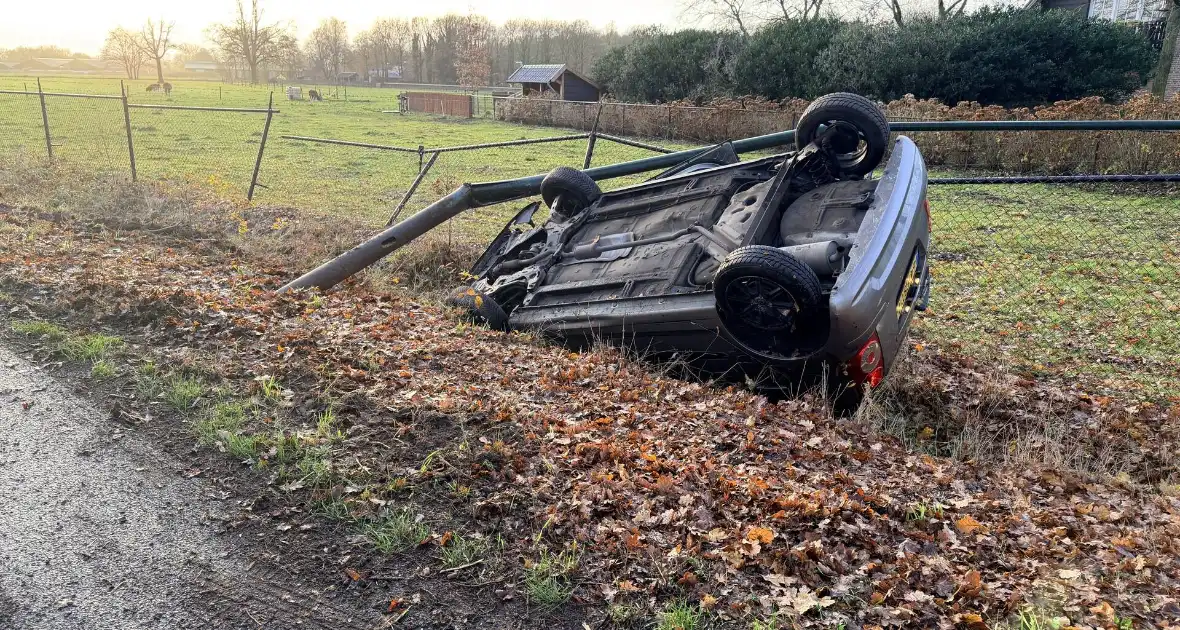 Auto belandt op kop in sloot na ongeval - Foto 4