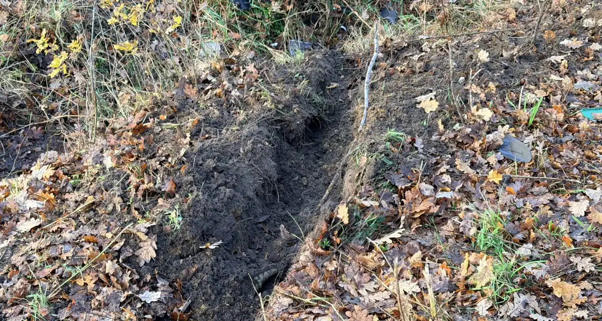 Auto belandt op kop in sloot na ongeval - Foto 5