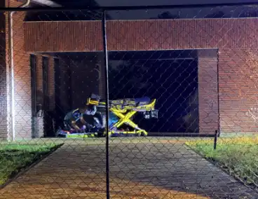 Zwaargewonde na ongeval achter woning