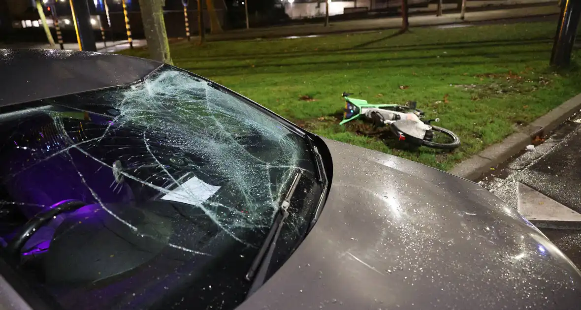 Fietser vliegt door rood bij Pompenburg en verliest tanden na harde botsing