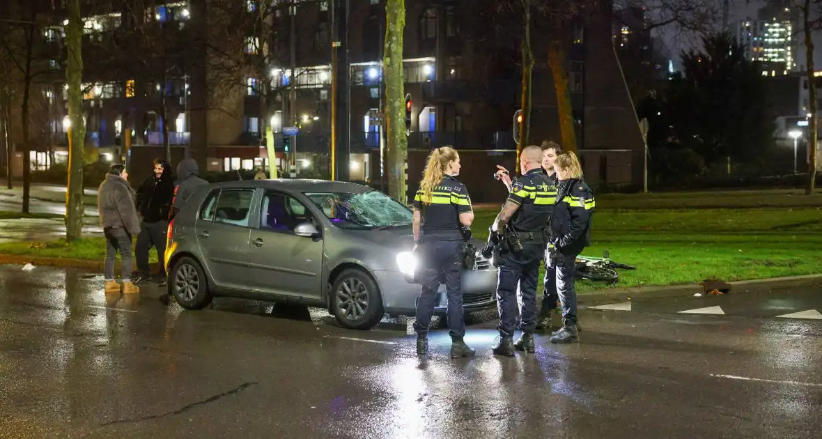 Fietser vliegt door rood bij Pompenburg en verliest tanden na harde botsing - Foto 1