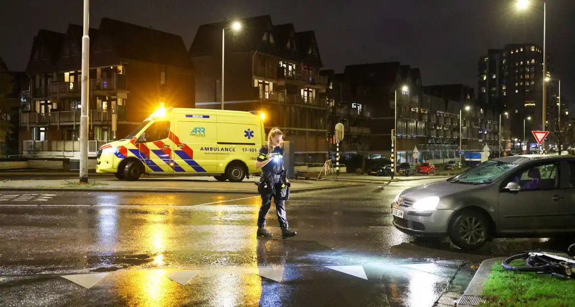Fietser vliegt door rood bij Pompenburg en verliest tanden na harde botsing - Foto 12