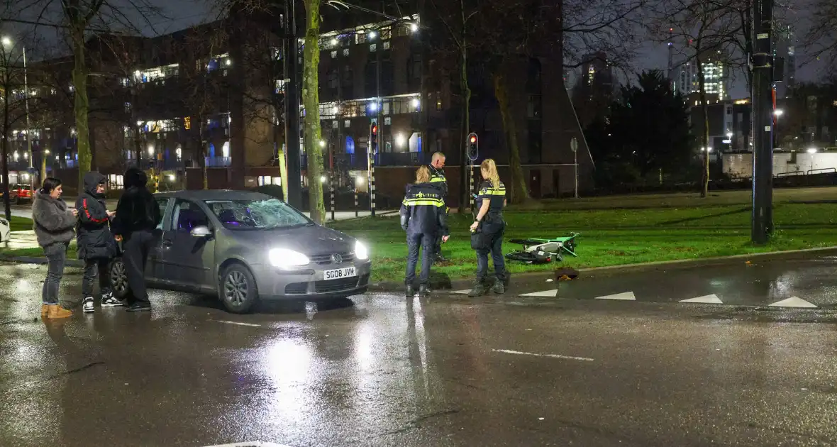 Fietser vliegt door rood bij Pompenburg en verliest tanden na harde botsing - Foto 13