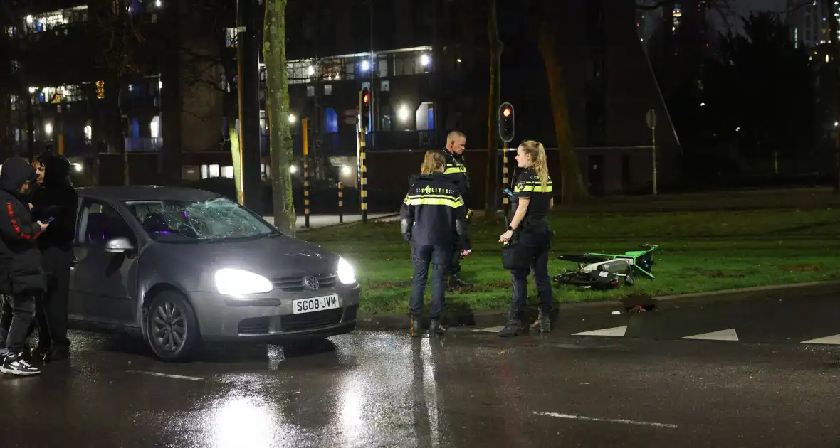 Fietser vliegt door rood bij Pompenburg en verliest tanden na harde botsing - Foto 14