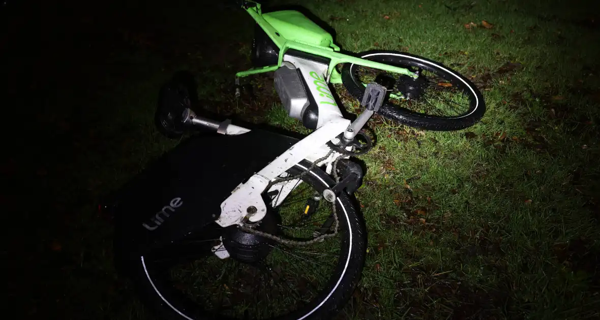 Fietser vliegt door rood bij Pompenburg en verliest tanden na harde botsing - Foto 15